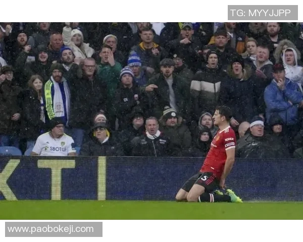 足球明星滑跪庆祝引发热议球迷热情与争议交织的瞬间 足球明星滑跪庆祝引发热议球迷热情与争议交织的瞬间